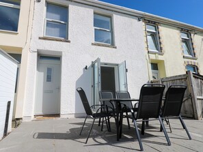 Outdoor dining - Mountain View Cottage (Swansea)