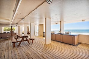 Outdoor dining - ☀Beachfront Condo🌴Heated Pool🐬Great Location🐠Madeira Vista 406 (Madeira Beach)
