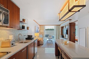 Coffee/tea maker, fridge, microwave, oven - 1BR Private Residence at Carillon Resort - 503 (Miami Beach)