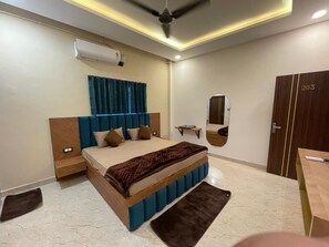 Comfort Double Room, Balcony, Courtyard View - LIMELIGHT Hotel & Restaurant (dehradun)