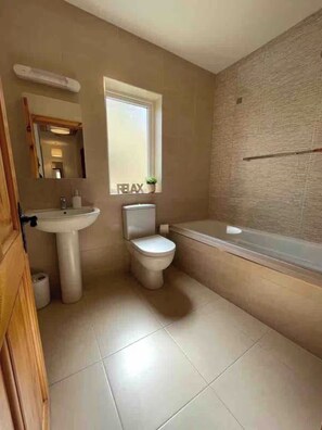 Shower, hair dryer, towels - Cottage - Sleeps 6 - Garden - Parking - Riverside (Castlemaine)