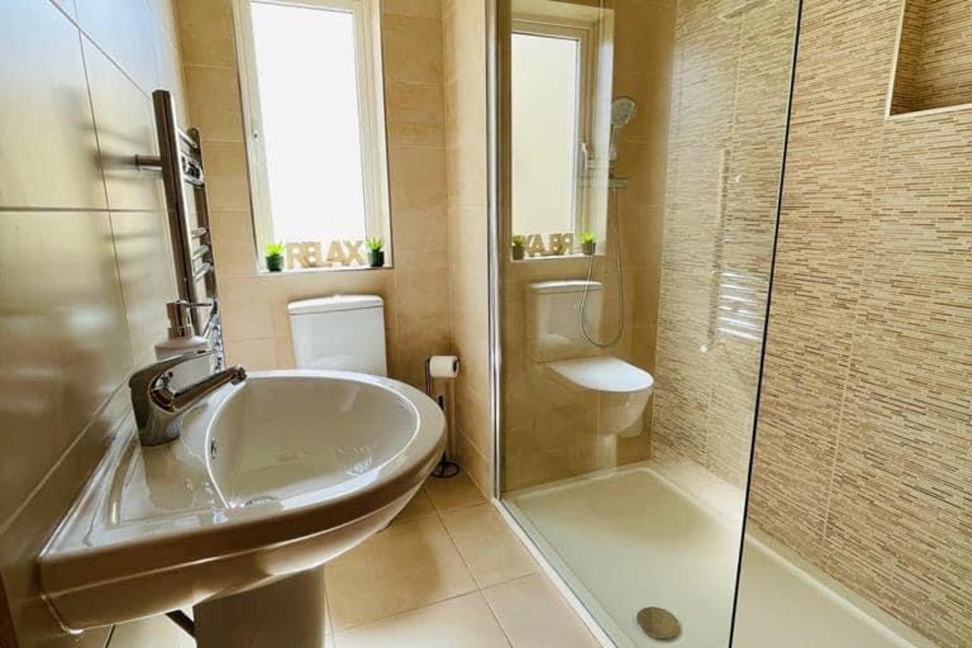 Un baño con lavabo, inodoro y ducha.
