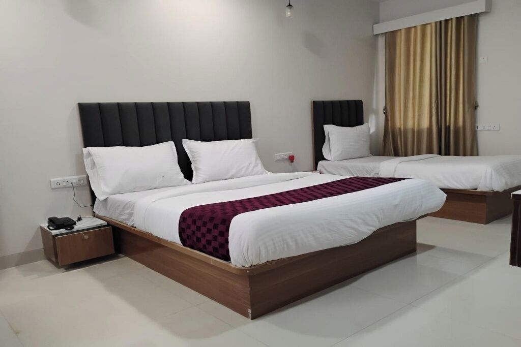 Family Triple Room | Desk, laptop workspace, free WiFi