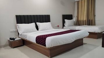 Family Triple Room | Desk, laptop workspace, free WiFi