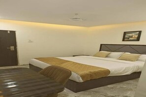 Desk, laptop workspace, free WiFi - Glitz Hotel Beverly- US Consulate Kurla (Mumbai)