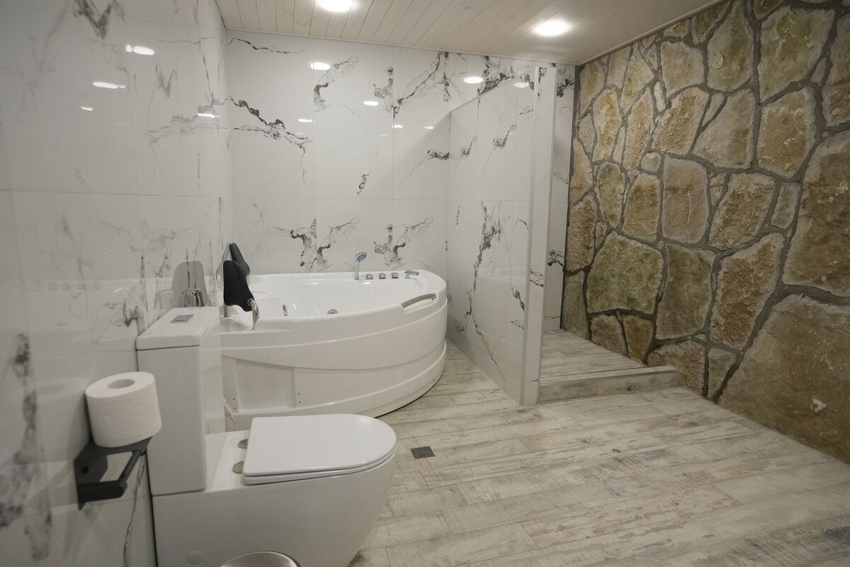 Superior Suite | Bathroom | Hair dryer, towels, soap, shampoo