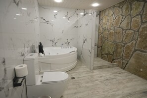 Superior Suite | Bathroom | Hair dryer, towels, soap, shampoo - Haleb Resort (Dilijan)