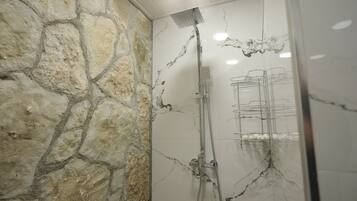 Luxury Suite | Bathroom | Hair dryer, towels, soap, shampoo