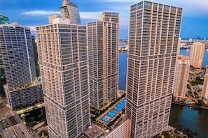 Hochhäuser mit Pool und Blick auf das Wasser.