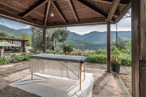 Villa, vista al jardín | Terraza o patio