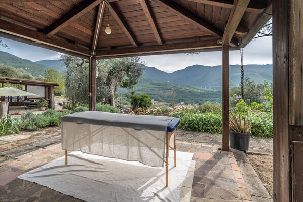 Villa, vista al jardín | Terraza o patio