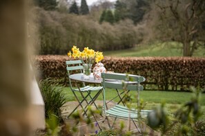 Outdoor dining - Virginia Cottage (4), Brandsby, Yorkshire (York)