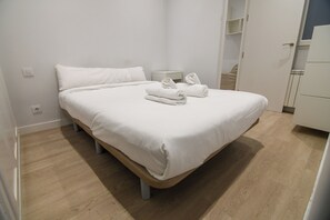 Tabla de planchar con plancha, internet y ropa de cama 
