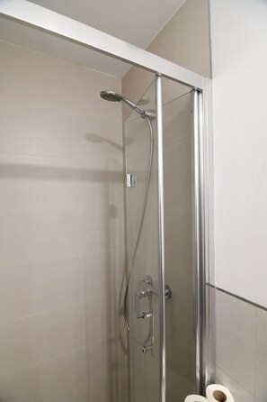 Shower, hair dryer, towels - The Goya Hideaway (Madrid)