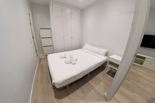 Iron/ironing board, Internet, bed sheets
