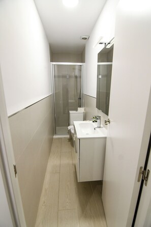 Shower, hair dryer, towels - The Goya Hideaway (Madrid)