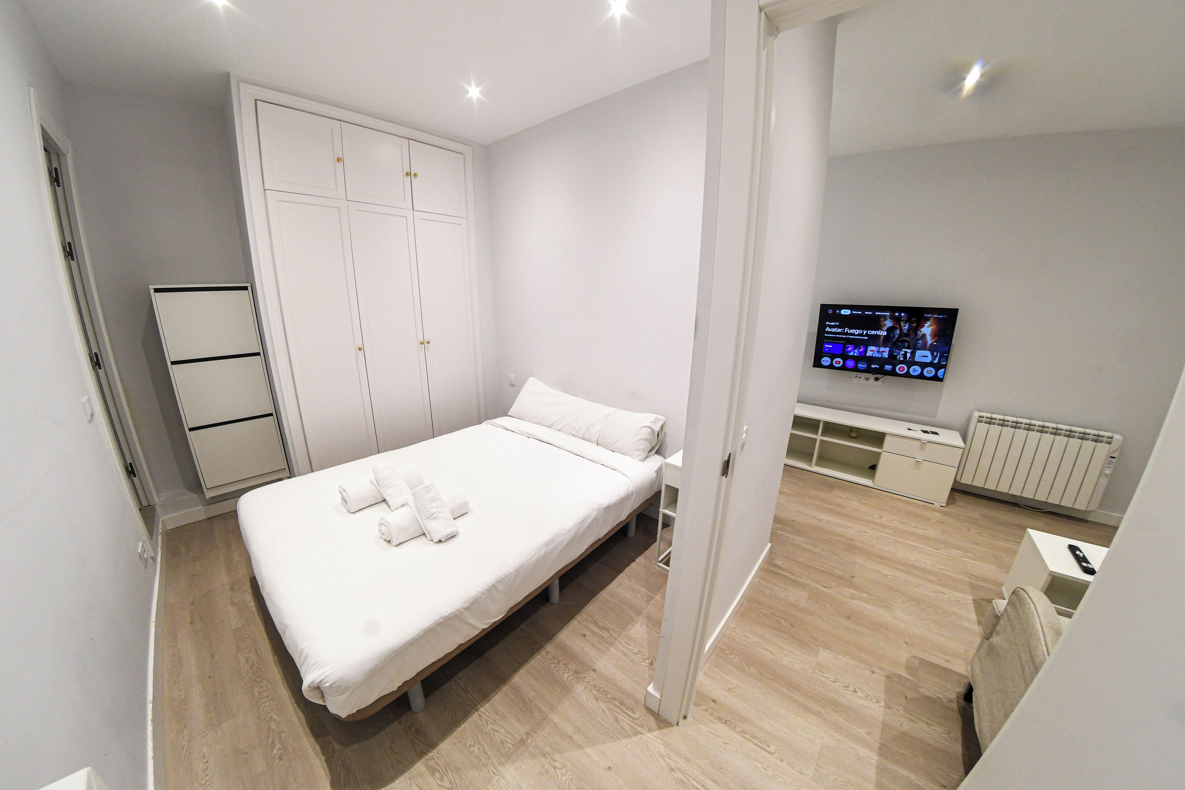 Tabla de planchar con plancha, internet y ropa de cama 