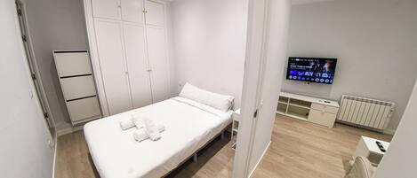 Iron/ironing board, internet, bed sheets