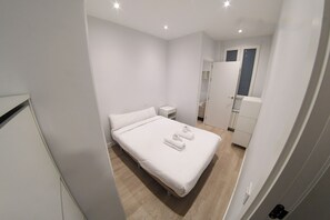 Iron/ironing board, Internet, bed sheets - The Goya Hideaway (Madrid)