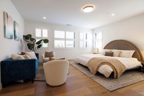Tabla de planchar con plancha, wifi, ropa de cama
