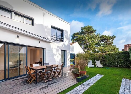 Comfortable villa 3 minutes walk from the beach