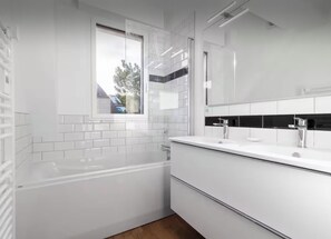 Shower, hair dryer, toilet paper - Comfortable villa 3 minutes walk from the beach (Paris)