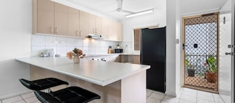 Bright Cozy Apartment Central - Modern