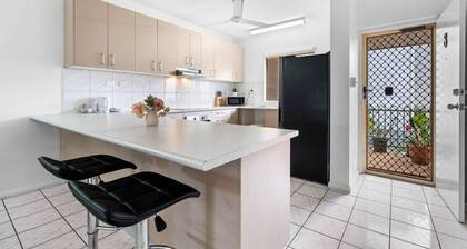 Bright Cozy Apartment Central - Modern