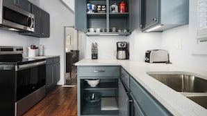 Eine moderne Küche mit Einbauofen, Kaffeemaschine und Toaster.