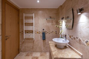 Comfort Villa, Patio, Sea View | Bathroom - BD4148 (Geriş)