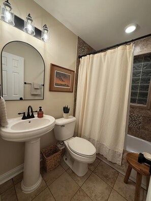 Hair dryer, towels, soap, toilet paper - Bluegrass Retreat: Peaceful 3-bedroom house in charming Lexington (Lexington)