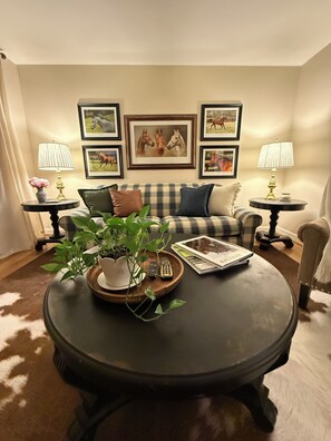 Living area - Bluegrass Retreat: Peaceful 3-bedroom house in charming Lexington (Lexington)