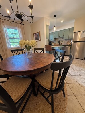 Dining - Bluegrass Retreat: Peaceful 3-bedroom house in charming Lexington (Lexington)