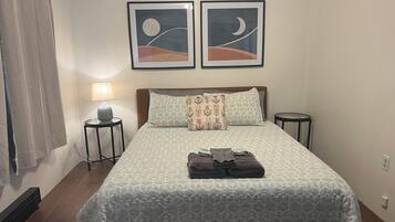 Tabla de planchar con plancha, acceso a internet y ropa de cama
