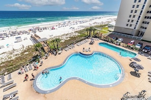 Ein Resort mit großem Pool, Zugang zum Strand und Meerblick.