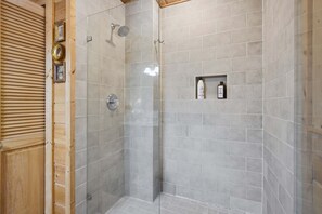 Baita, letti multipli, idromassaggio, vista montagna (Not Your Average Bear) | Bagno | Asciugamani