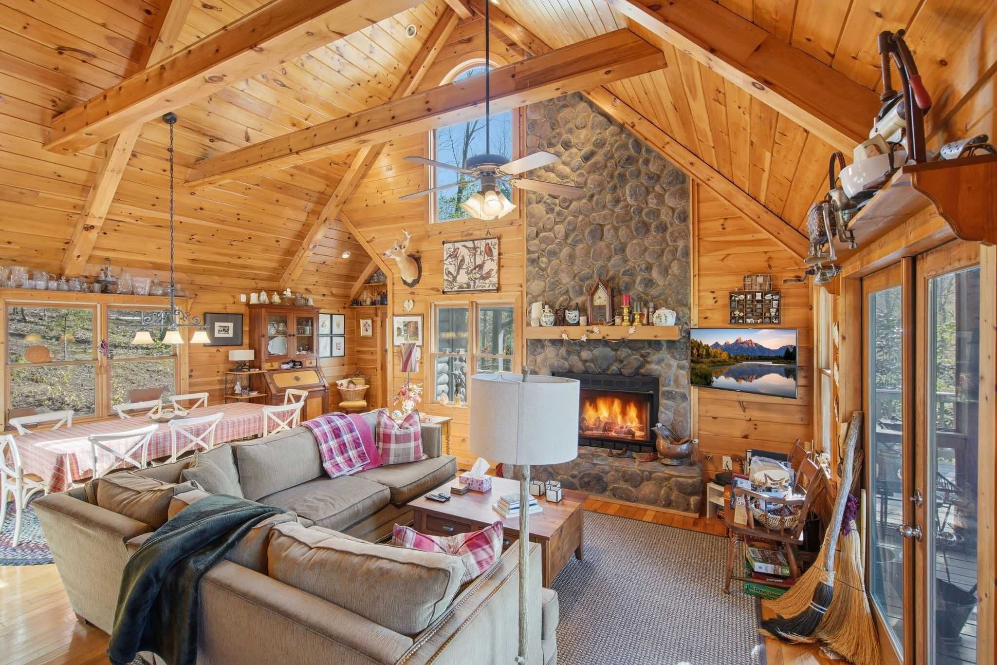 Cabin, Berbilang Katil, Hot Tub, Mountain View (Not Your Average Bear) | Ruang tamu