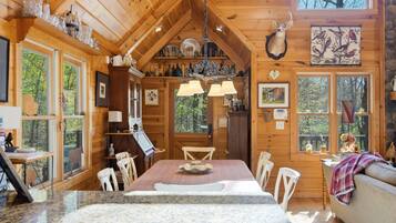 Kabin, Beberapa Tempat Tidur, hot tub, pemandangan gunung (Not Your Average Bear) | Tempat makan