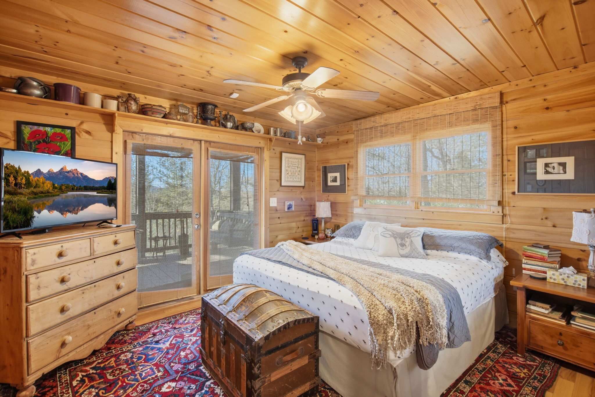 3 bedrooms, individually decorated, individually furnished, desk