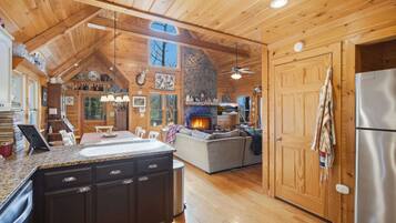 Kabin, Beberapa Tempat Tidur, hot tub, pemandangan gunung (Not Your Average Bear) | Interior