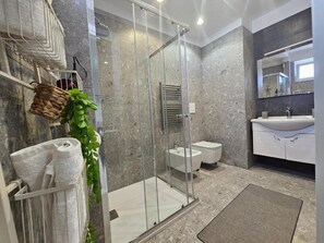 Kostenlose Toilettenartikel, Seife, Shampoo, Toilettenpapier