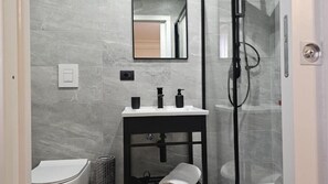 Luxury Quadruple Room, Sea View | Bathroom | Free toiletries, soap, shampoo, toilet paper