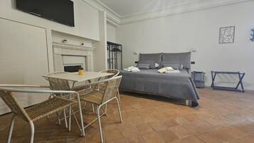 Luxury-Vierbettzimmer, Meerblick | Speisen