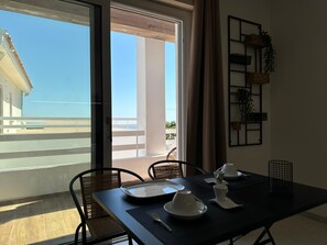 Suite, vue sur la mer | Coffre-fort, fer et planche à repasser, accès au Wi-Fi (inclus)