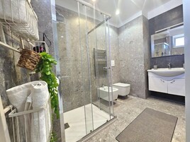 Artículos de tocador gratuitos, jabón, shampoo, papel higiénico