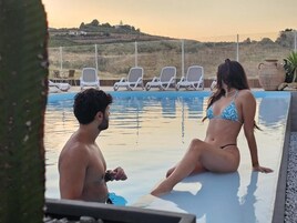 Una piscina al aire libre de temporada