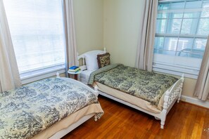 2 Schlafzimmer, Schreibtisch, Bügeleisen/Bügelbrett, WLAN