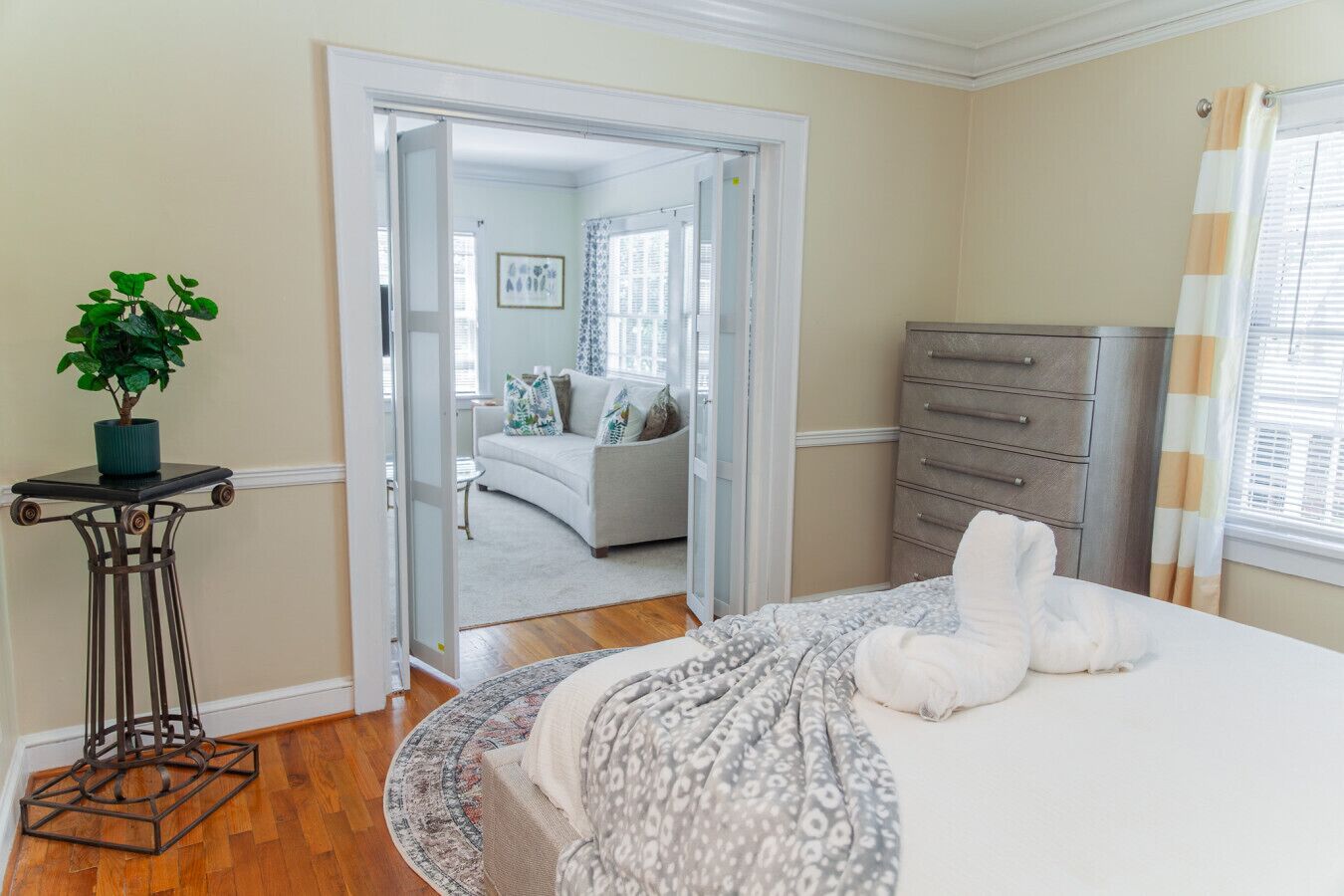 2 bedrooms, desk, iron/ironing board, WiFi
