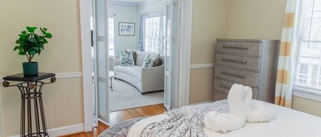 2 bedrooms, desk, iron/ironing board, WiFi