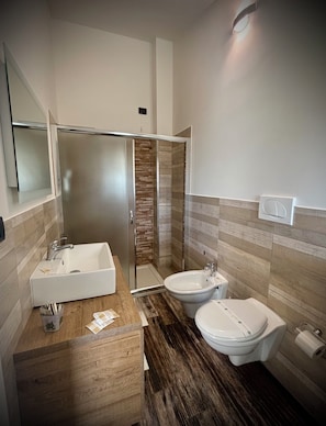 Dusche, Haartrockner, Bidet, HandtĂŒcher